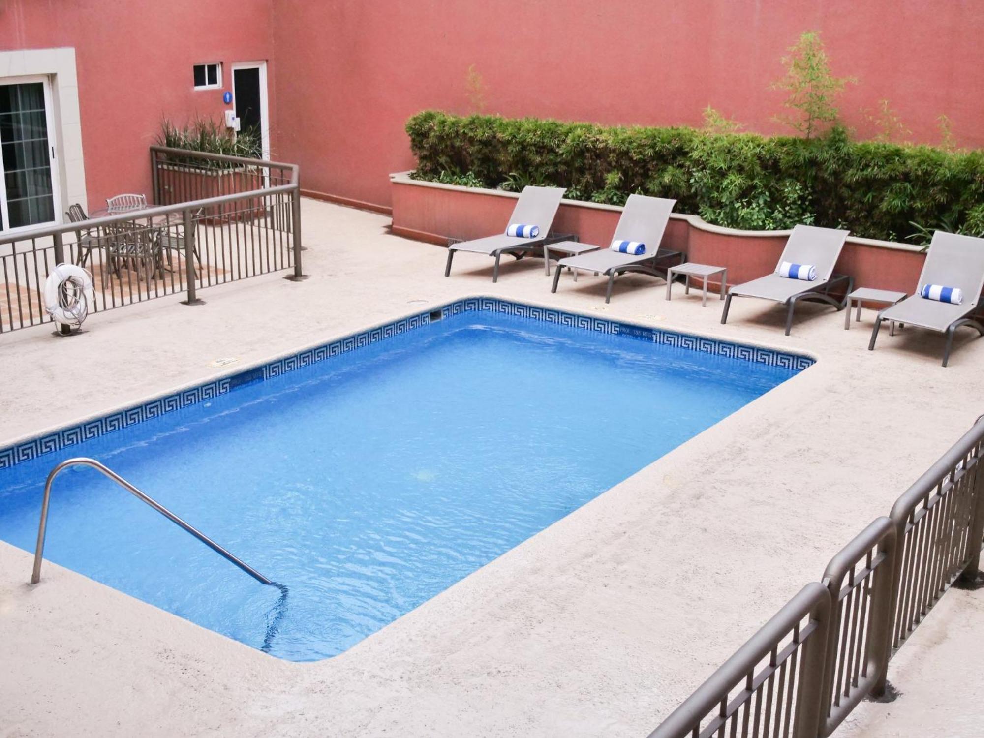 Holiday Inn Express Monterrey Galerias-San Jeronimo By Ihg Bagian luar foto
